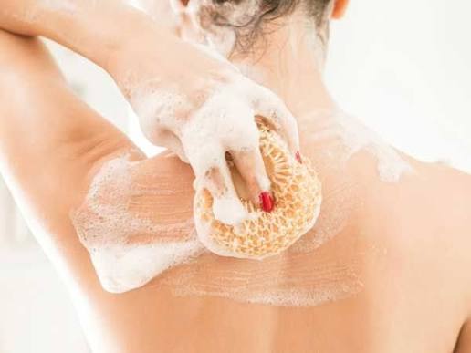 Chọn sữa tắm phù hợp cho da bị viêm nang lông